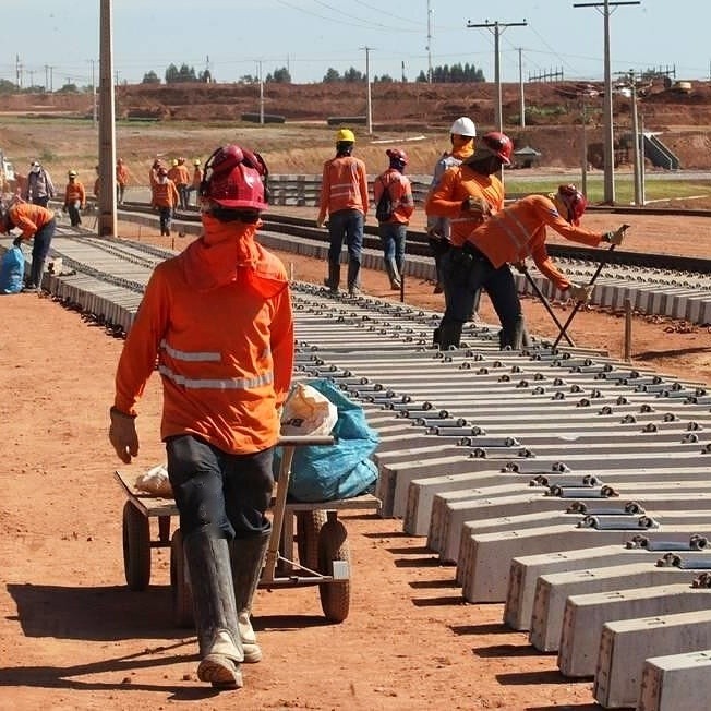 Equipe em obra de infraestrutura ferroviaria Equipe da Andrade Oliveira Empreendimentos em obra de infraestrutura ferroviária